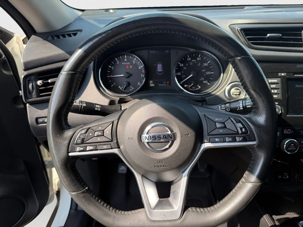 Used 2018 White Nissan SL image 17