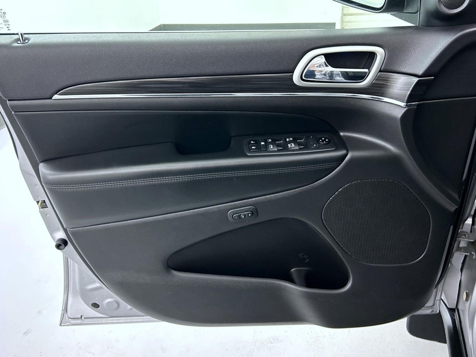 Used 2019 Silver Jeep Limited image 9