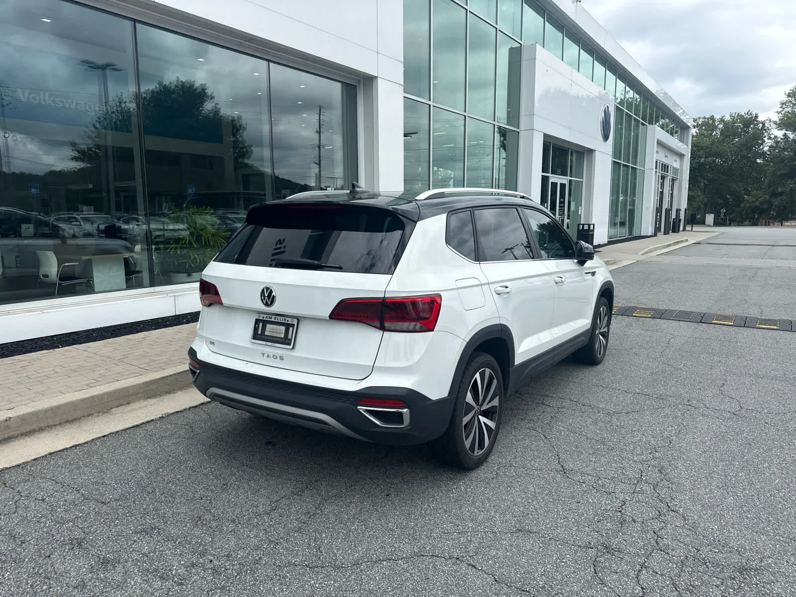 Certified Used 2023 Pure White w/ Black Roof Volkswagen SE image 7
