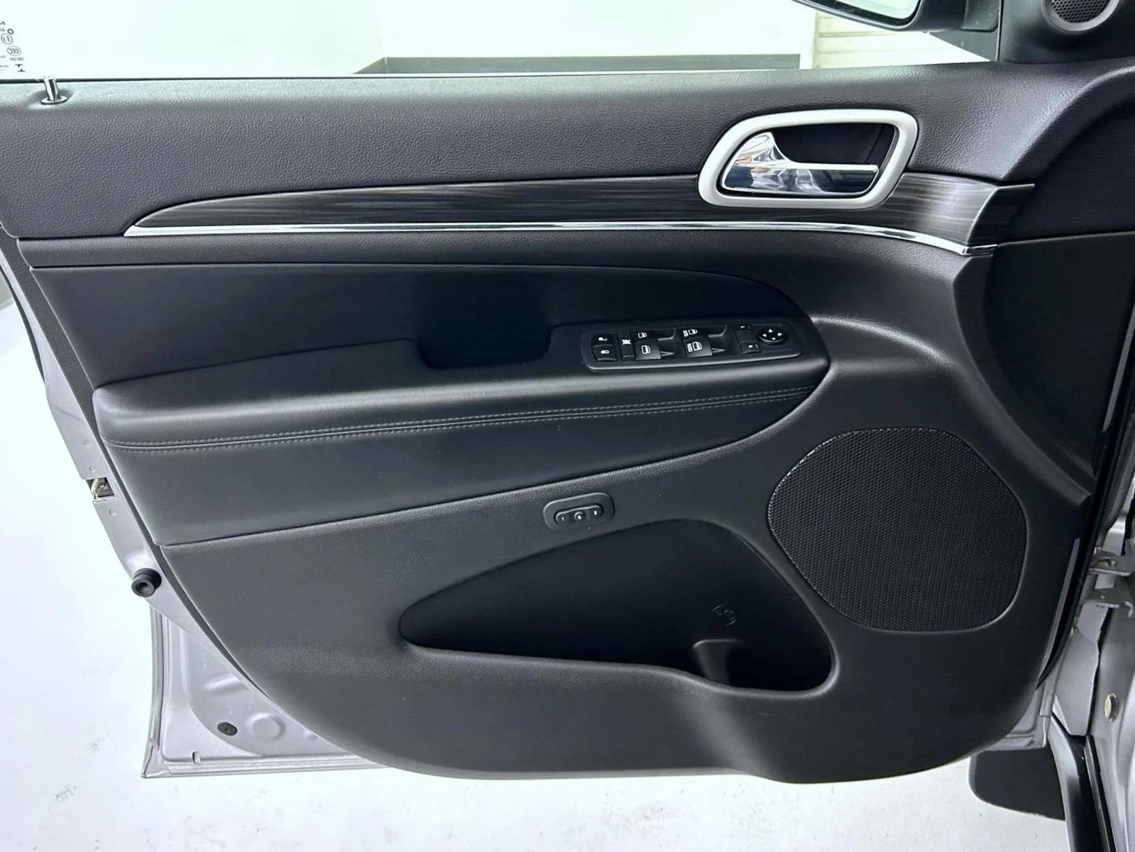 Used 2019 Silver Jeep Limited image 9