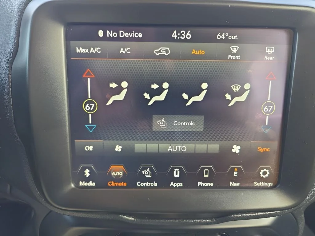 Used 2022  Jeep Latitude image 21