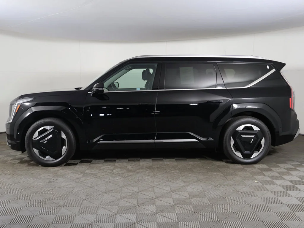 Used 2024 Black Kia Land image 21