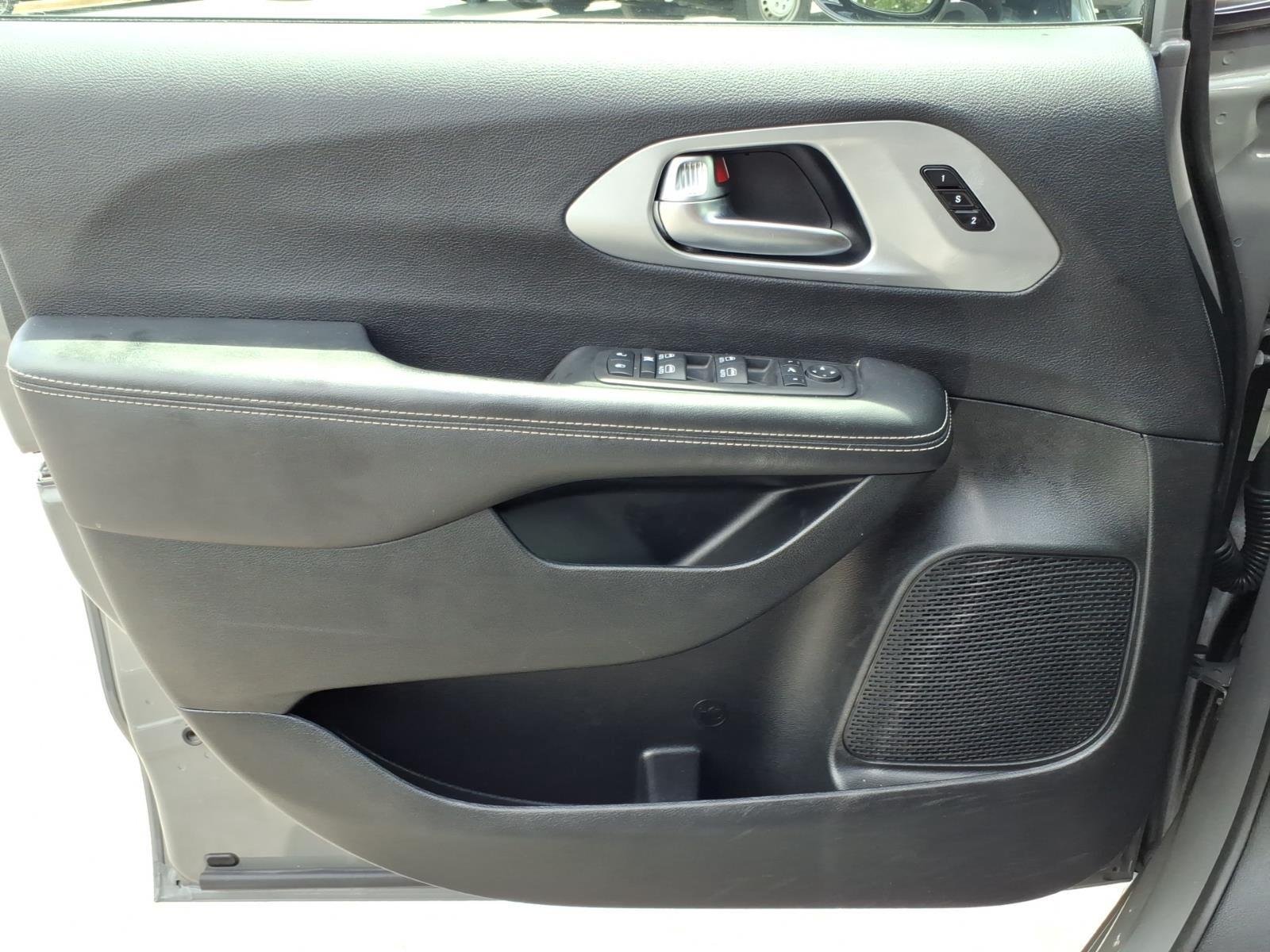Used 2025 Ceramic Gray Clearcoat Chrysler Limited image 30