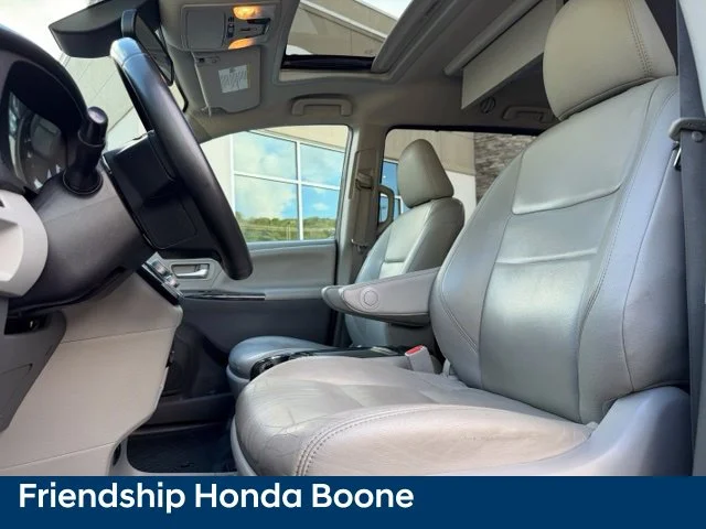 Used 2018 Gray Toyota XLE Premium image 18
