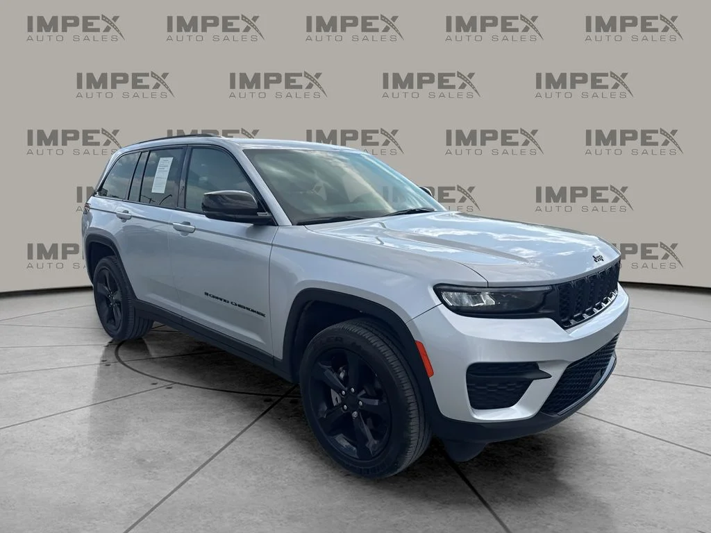 Used 2024 Silver Jeep Altitude X image 7