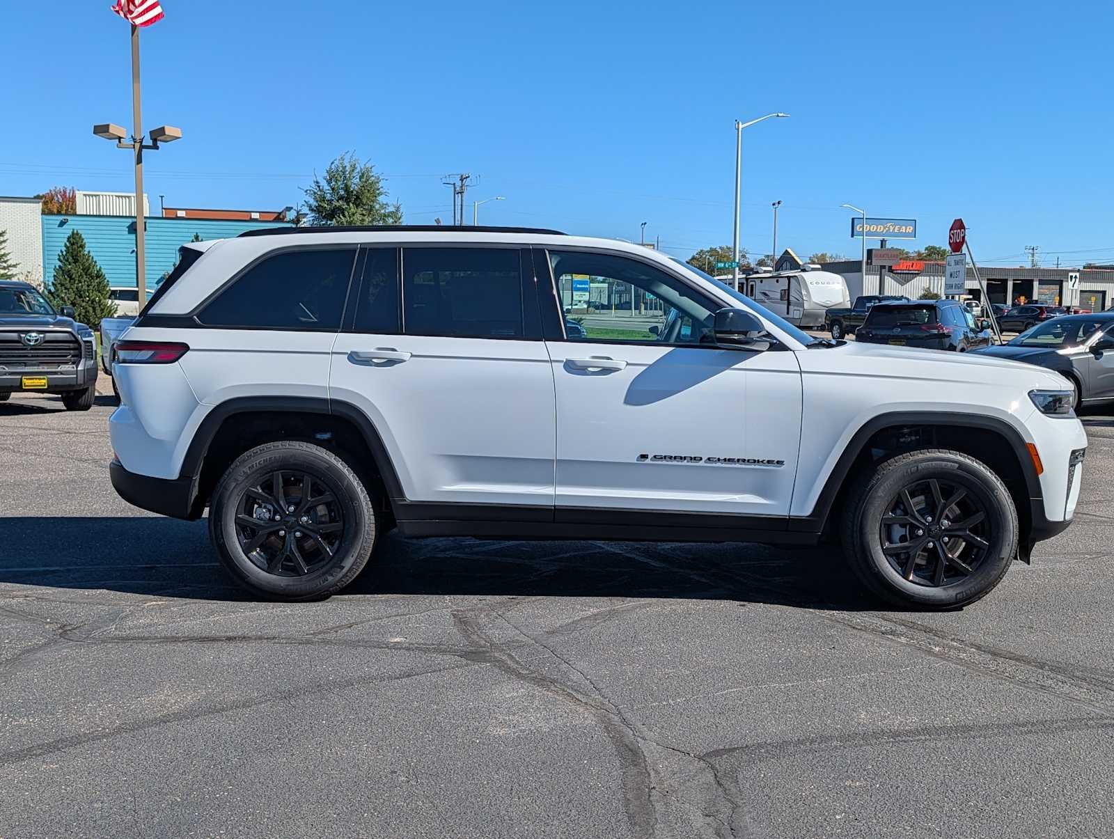 New 2026 Bright White Clear-Coat Exterior Paint Jeep Laredo Altitude image 8