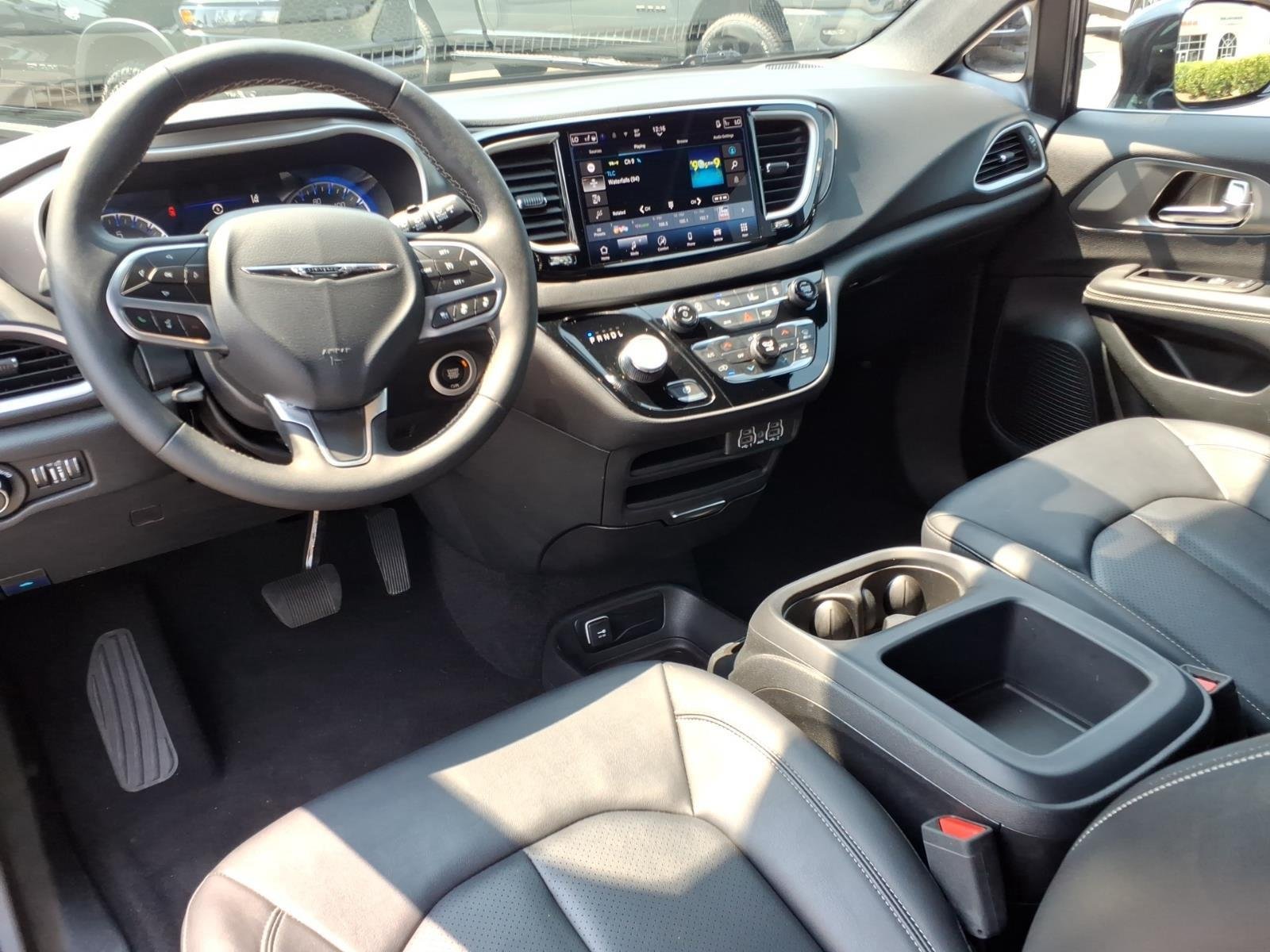 Used 2025 Fathom Blue Pearlcoat Chrysler Select image 19