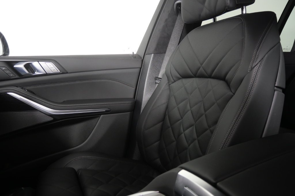 New 2027 Black Sapphire Metallic BMW xDrive40i image 25