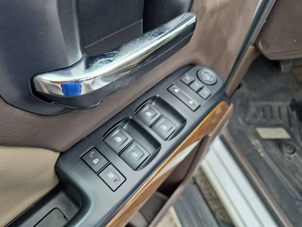 Used 2018 IRIDESCENT PEARL TRICOAT Chevrolet LTZ image 21