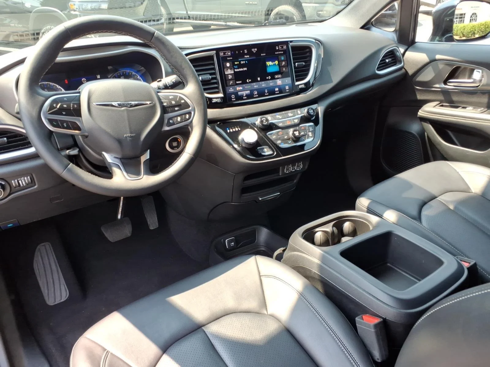 Used 2025 Fathom Blue Pearlcoat Chrysler Select image 19