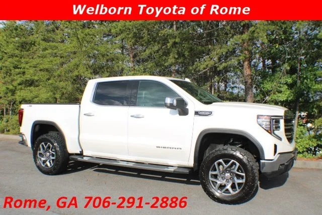 Used 2022 White Frost Tricoat GMC SLT image 1