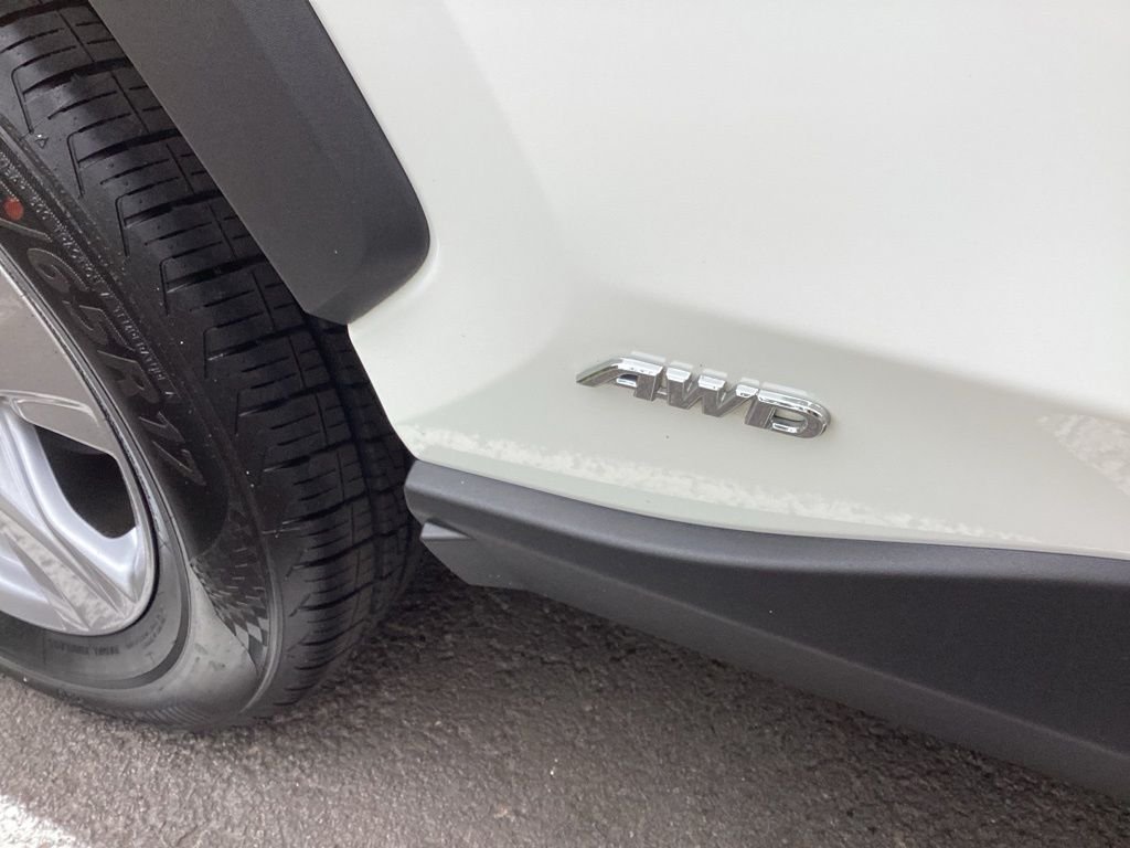 Used 2025 White Toyota LE image 17
