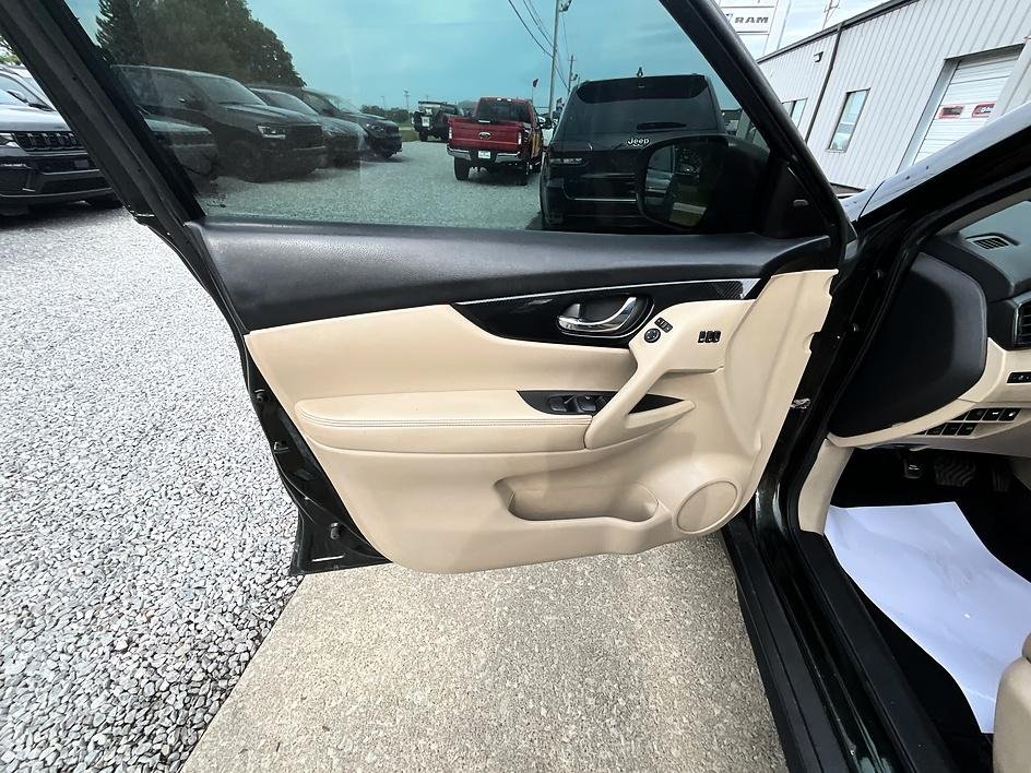 Used 2018 Green Nissan SL image 11