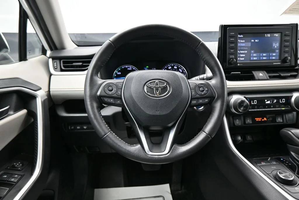Used 2022 White Toyota XLE image 15