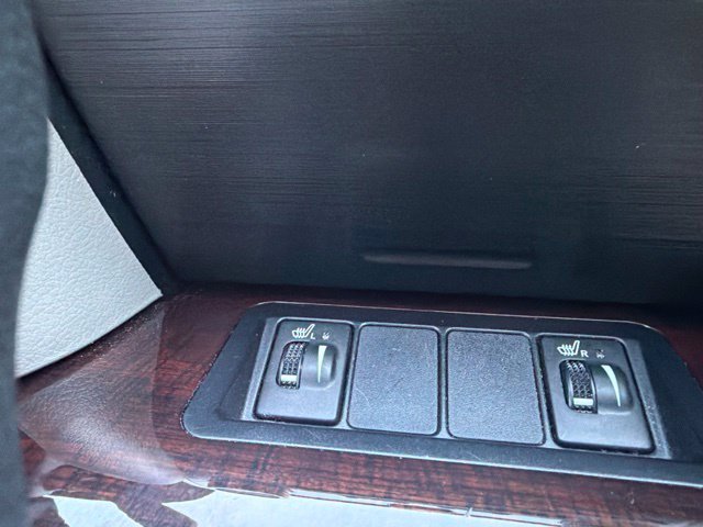Used 2013 Silver Toyota XLE image 21
