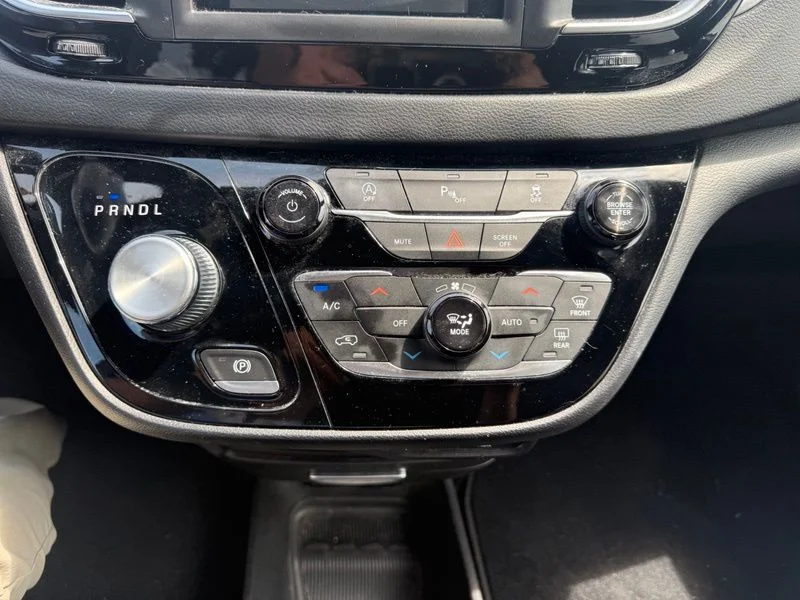 Used 2019 Black Chrysler Touring L image 10