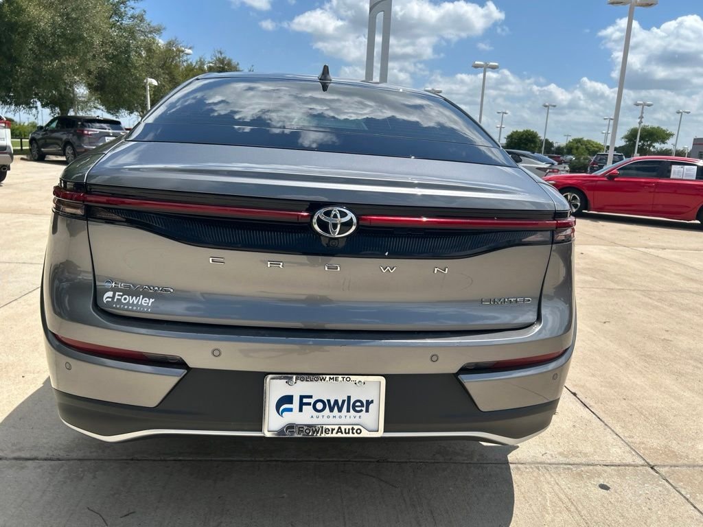 Used 2024  Toyota Limited image 5
