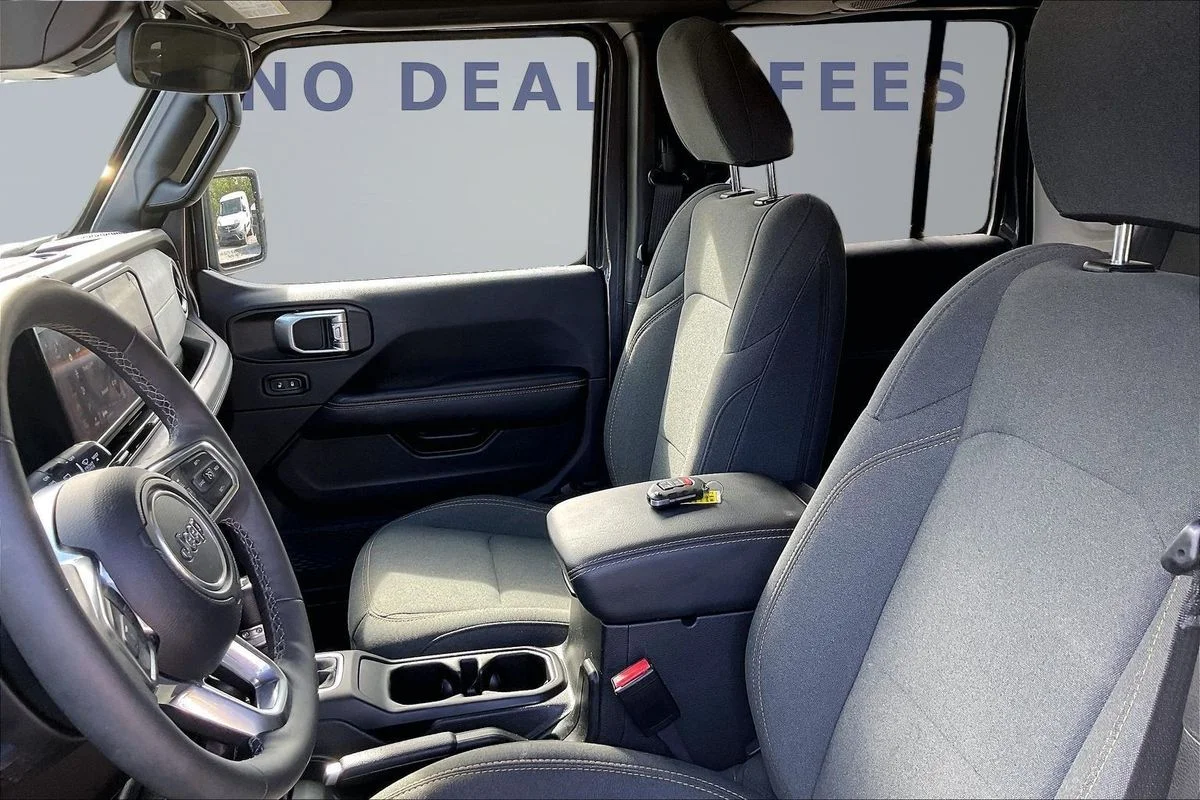Used 2025  Jeep Sahara 4xe image 20