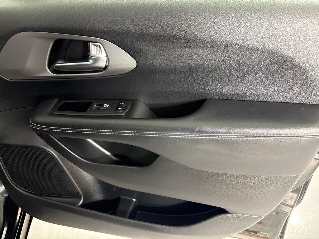 Used 2025 Black Chrysler Select image 15