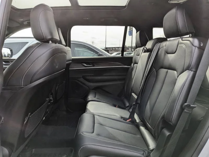New 2025 White Jeep Limited - - 4x4 - Second row heated seats - Dual Pano Sunroof - Int FAM CAM & More! image 28