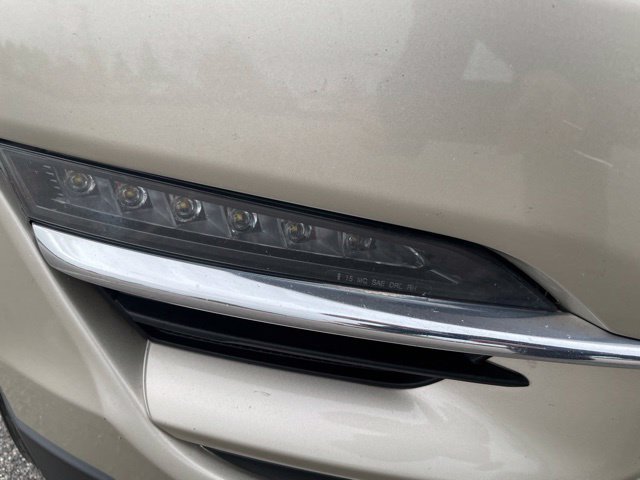 Used 2017 White Gold Metallic Lincoln Select image 10