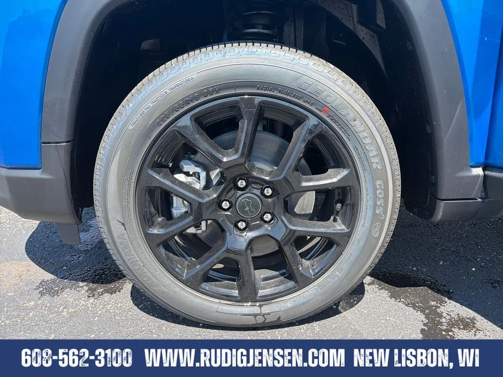 New 2026 Hydro Blue Pearlcoat Jeep Latitude image 25
