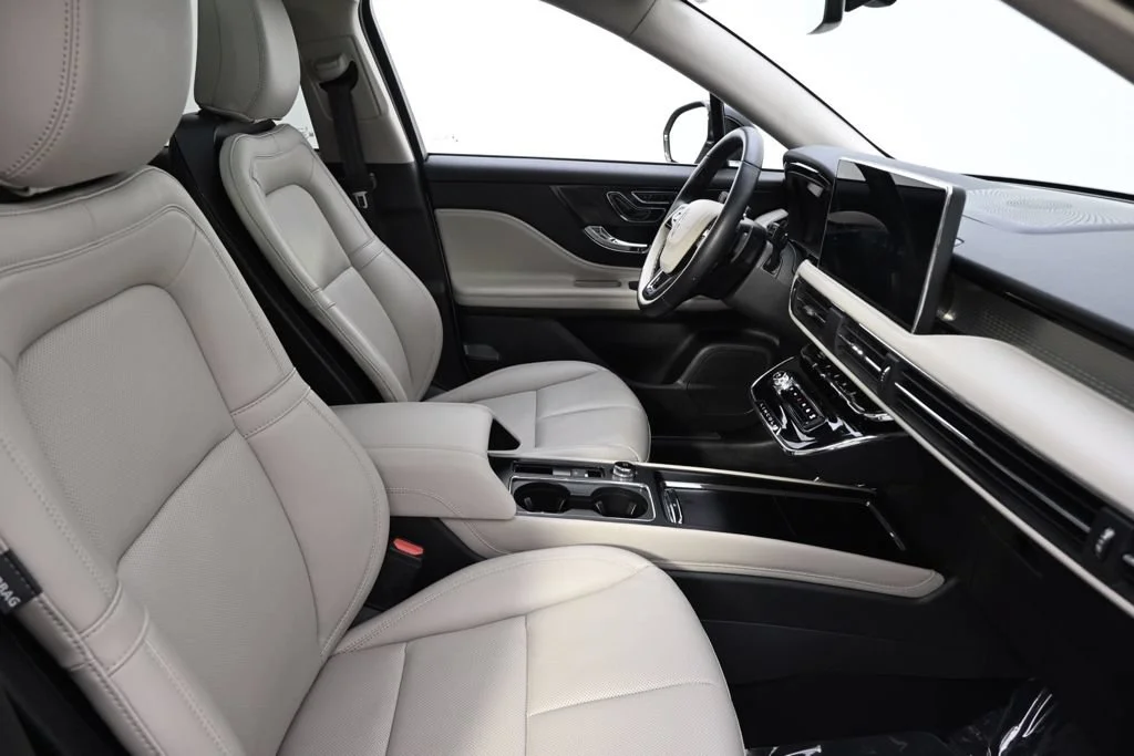 Used 2026 White Lincoln Premiere image 16