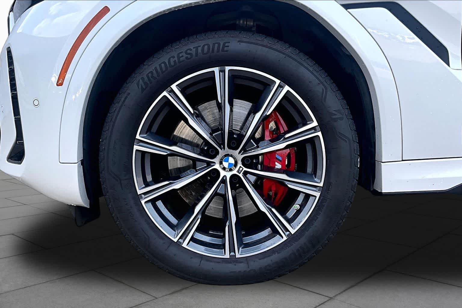 Used 2024 Mineral White Metallic BMW xDrive40i image 11