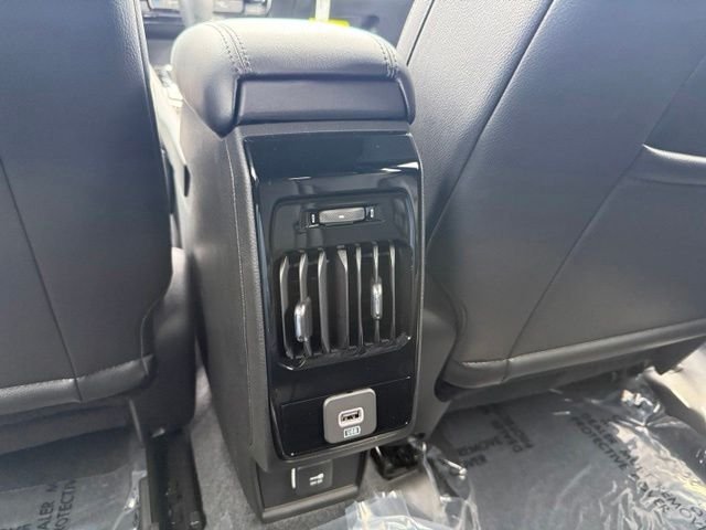 New 2026 Bright White Clearcoat Jeep Latitude image 13