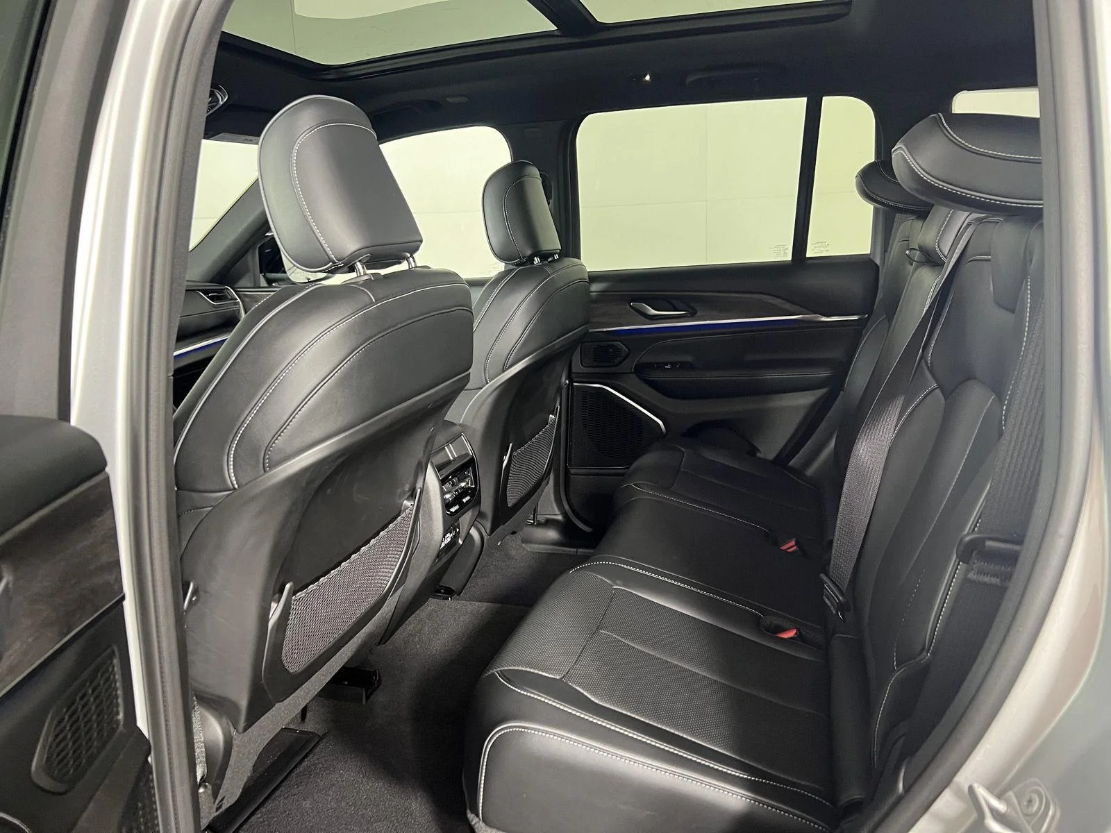Used 2022 Silver Zynith Jeep Overland image 22