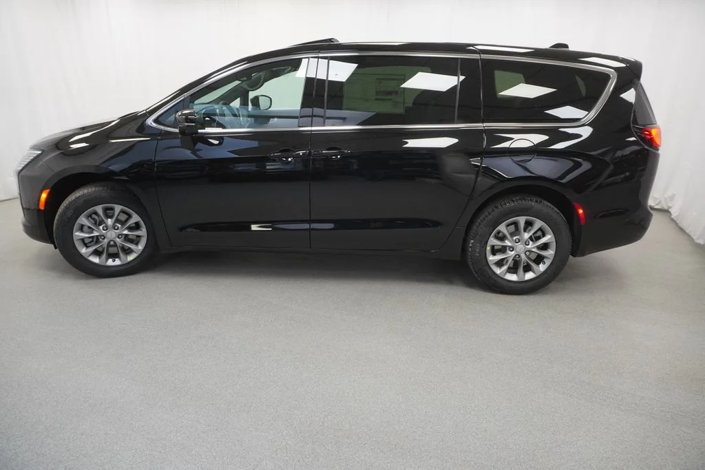 New 2027 Diamond Black Crystal Pearl-Coat Exterior Paint Chrysler Select image 14
