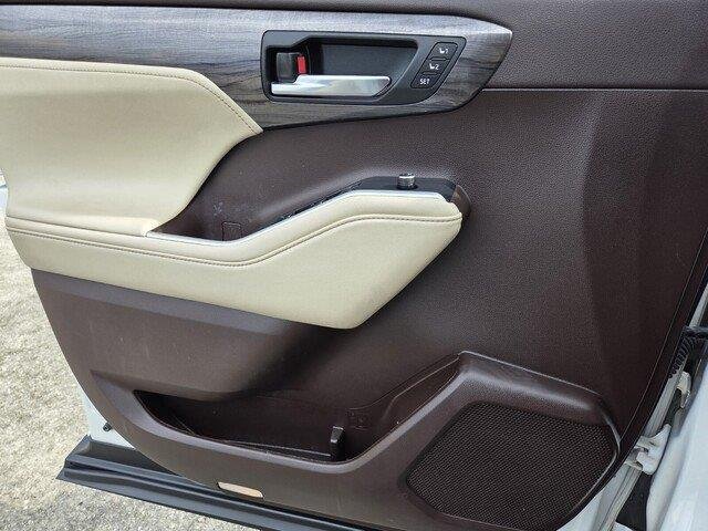 Used 2022 Wind Chill Pearl TOYOTA PLAT image 22