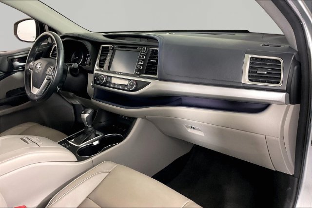 Used 2017 Silver Toyota XLE image 25