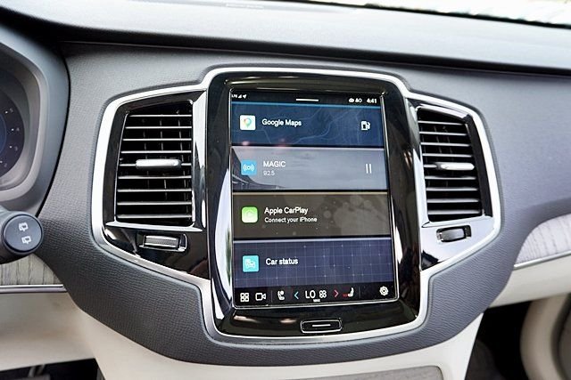 Used 2025 Black Volvo B6 Plus 6-Seater image 25