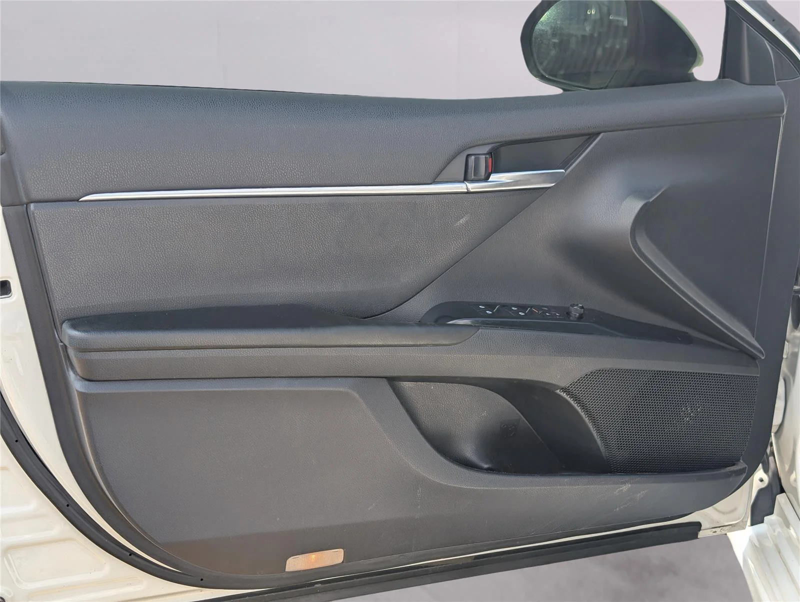 Used 2018 Super White Toyota SE image 9