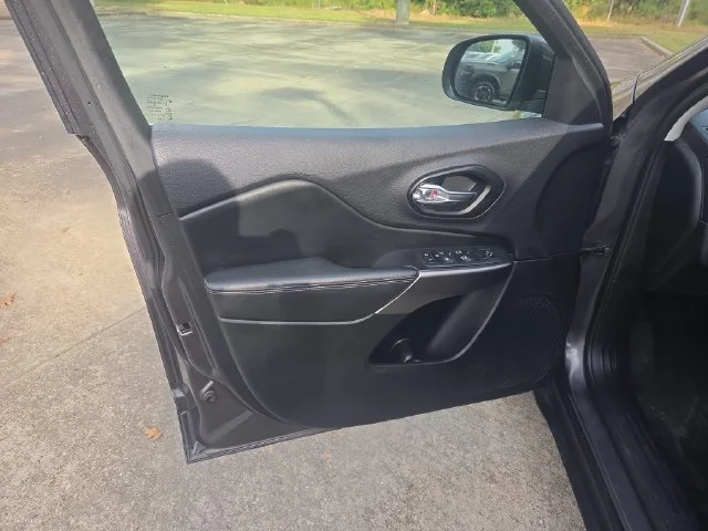 Used 2020 Gray Jeep Latitude Plus image 12