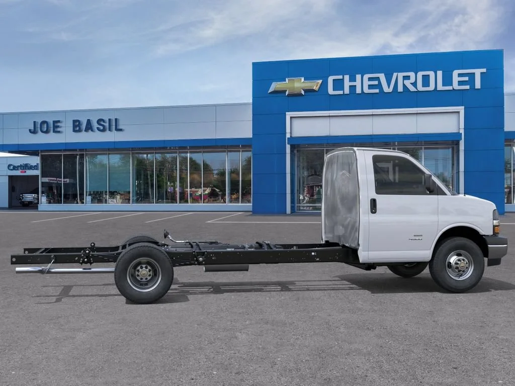 New 2026 Summit White Chevrolet 2WT image 5