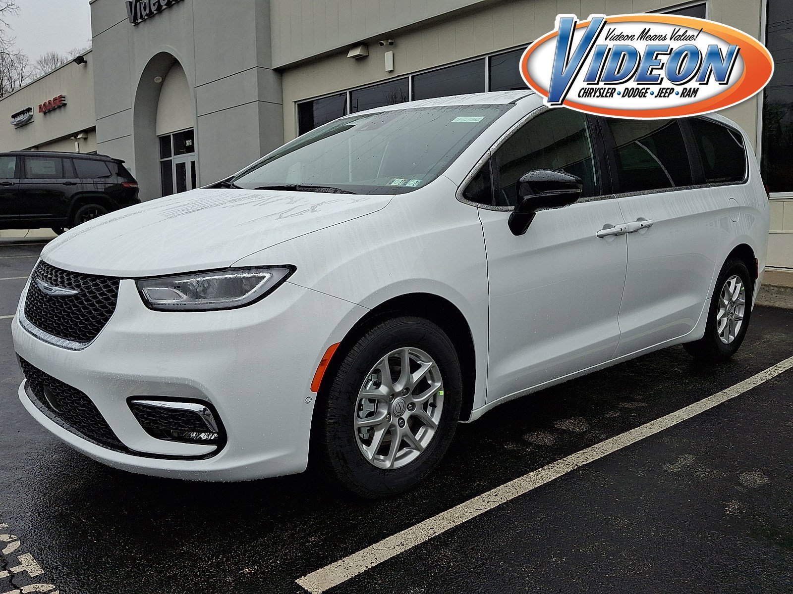 2026 Chrysler Pacifica Select's photo