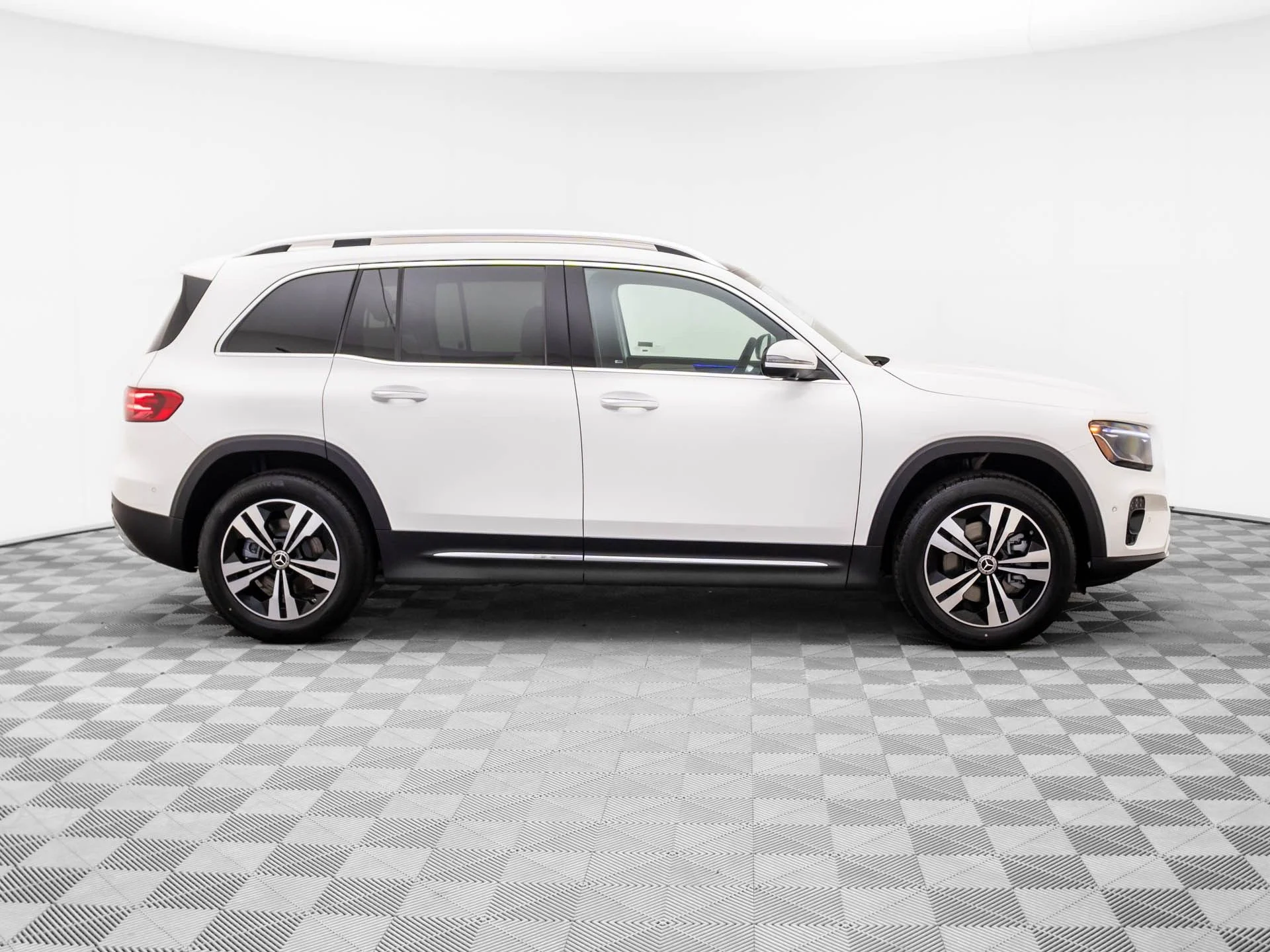 New 2026 White Mercedes-Benz GLB 250 image 6