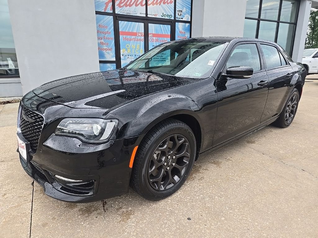 Used 2021 Chrysler 300 Touring with VIN 2C3CCARGXMH617535 for sale in Kansas City