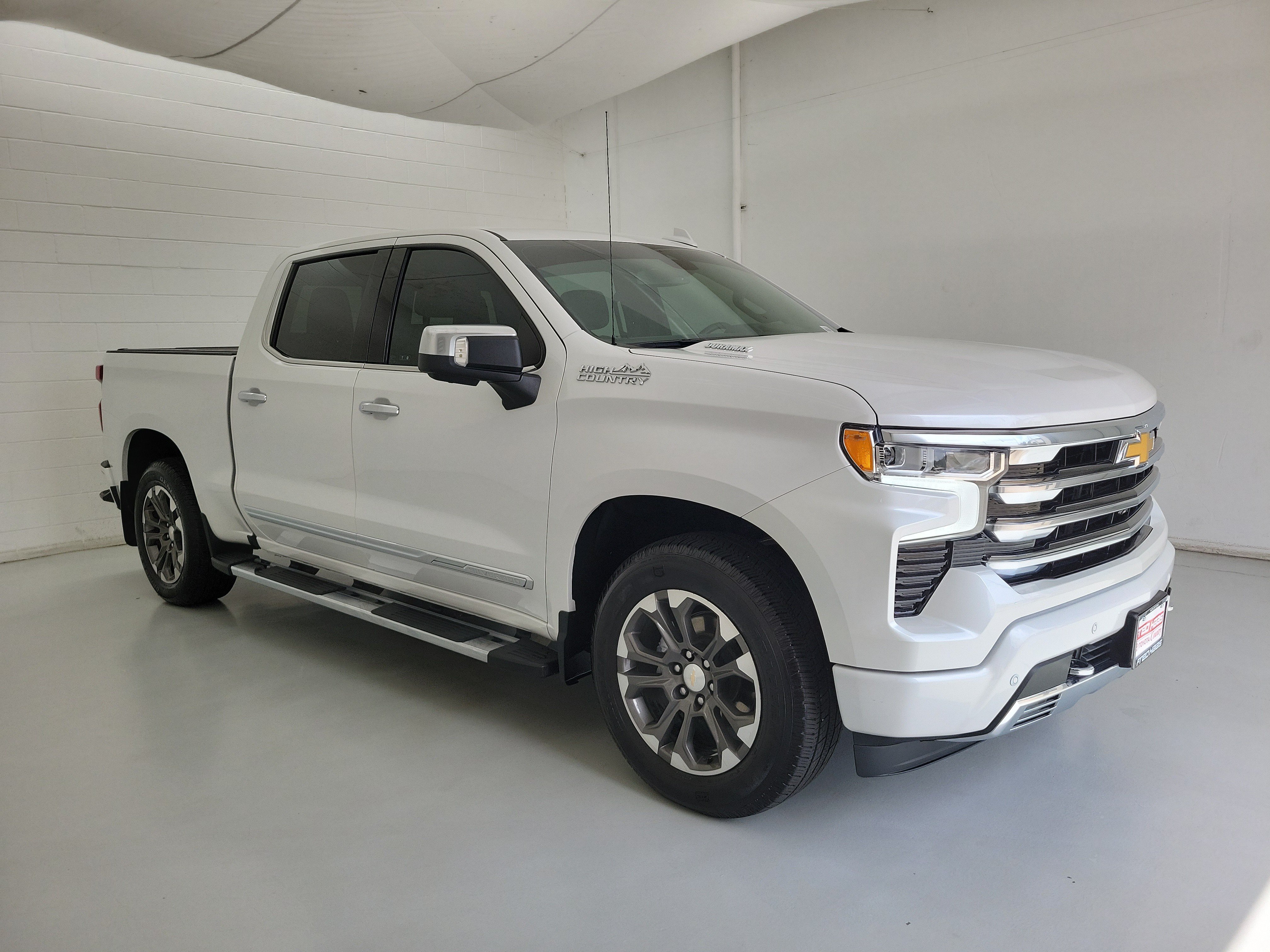 Used 2023 Iridescent Pearl Tricoat Chevrolet High Country image 4