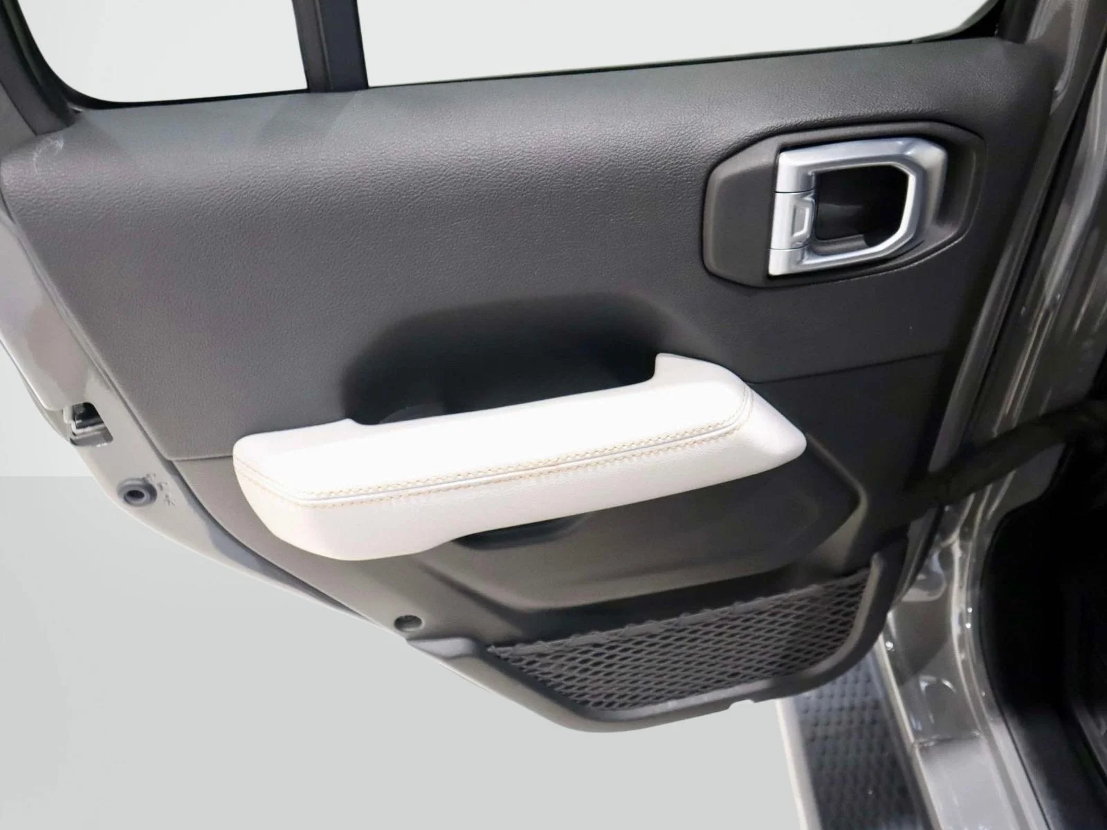 Used 2022 Sting-Gray Clearcoat Jeep Unlimited High Altitude image 18