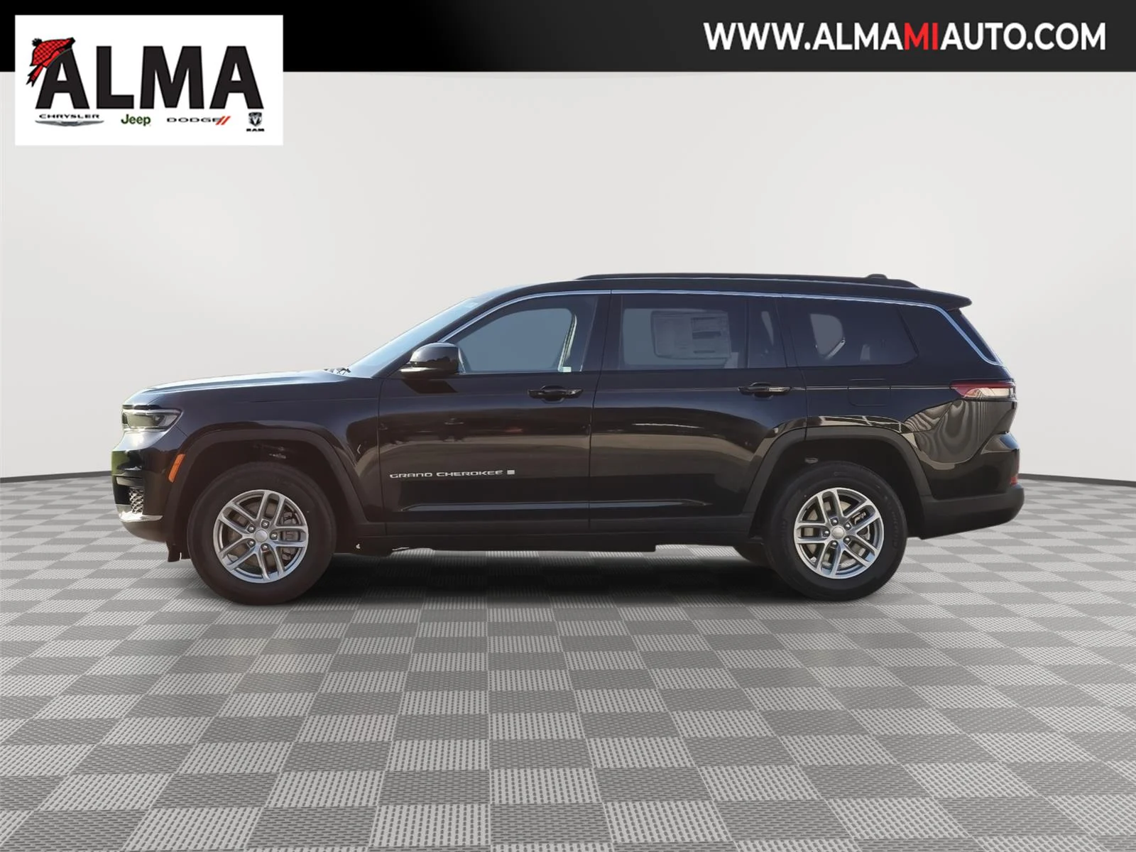 New 2026 Diamond Black Crystal Pearl-Coat Exterior Paint Jeep Laredo X image 4