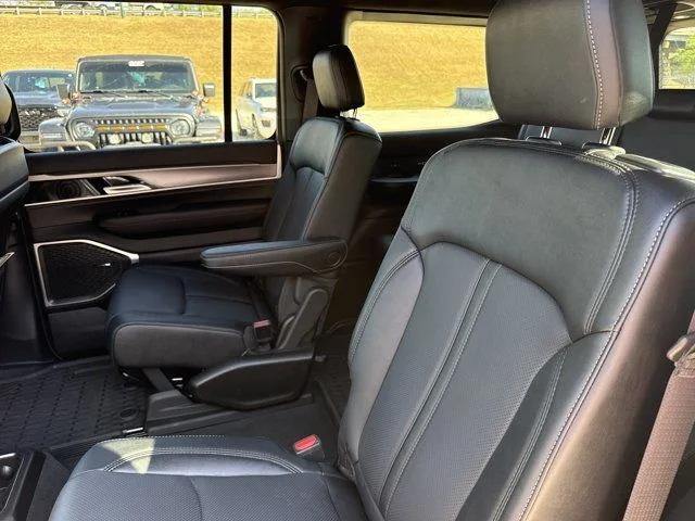 New 2026 Bright White Clear-Coat Exterior Paint Jeep Limited Altitude image 8