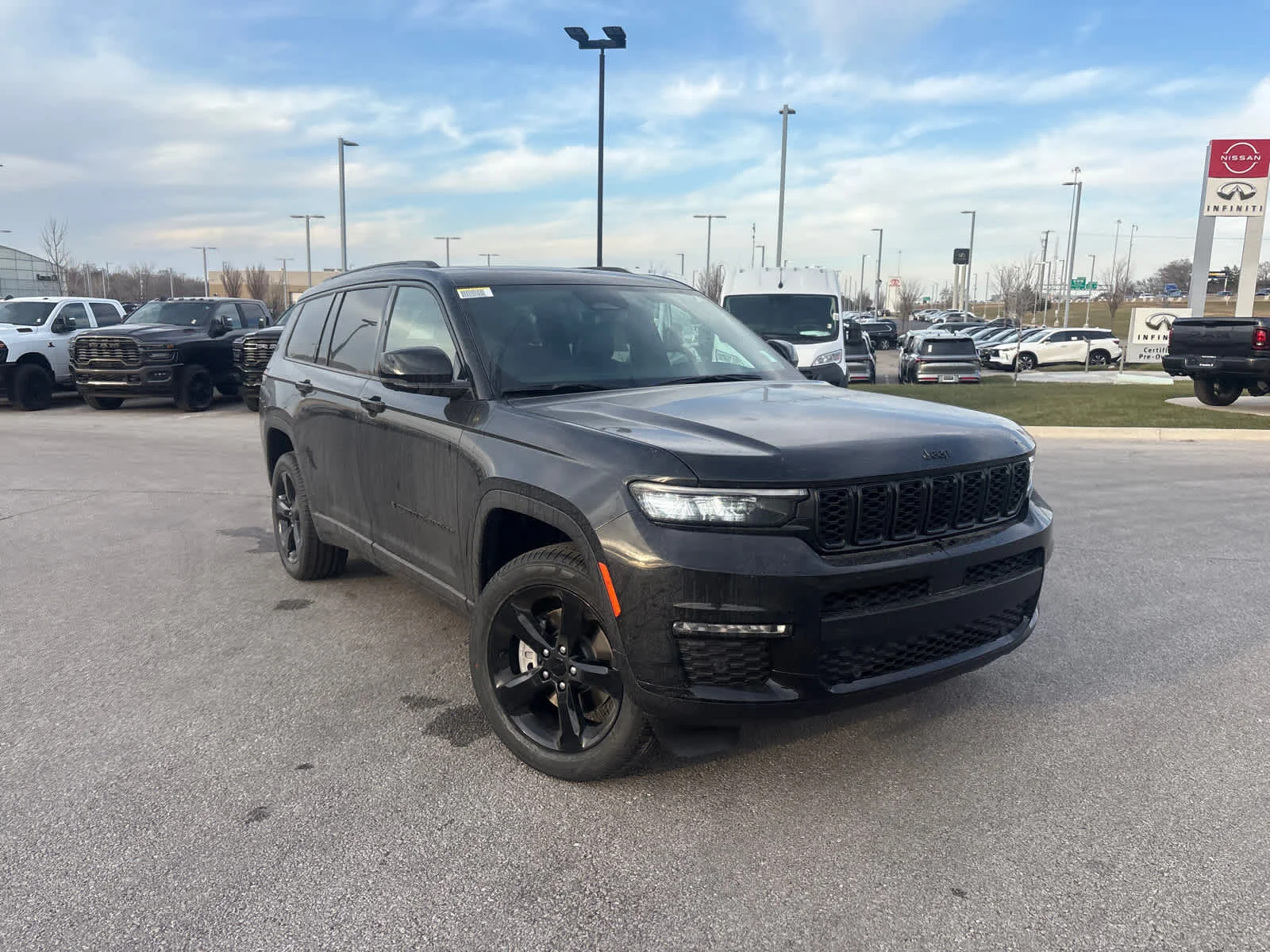 New 2025 Diamond Black Crystal Pearl-Coat Exterior Paint Jeep Limited image 2