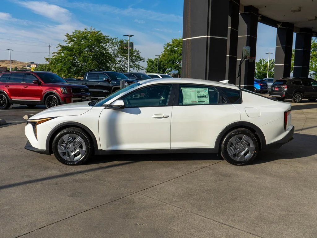 New 2025 Snow White Pearl Kia LX image 4