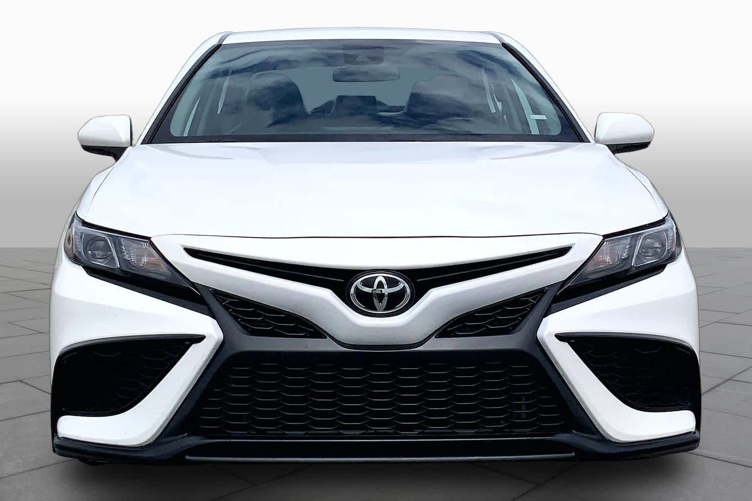 Used 2024 Ice Cap Toyota SE image 4