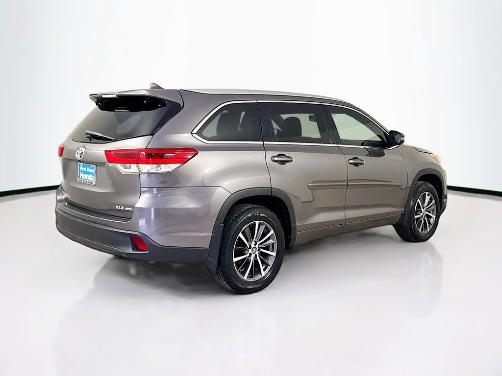 Used 2018 Gray Toyota XLE image 7
