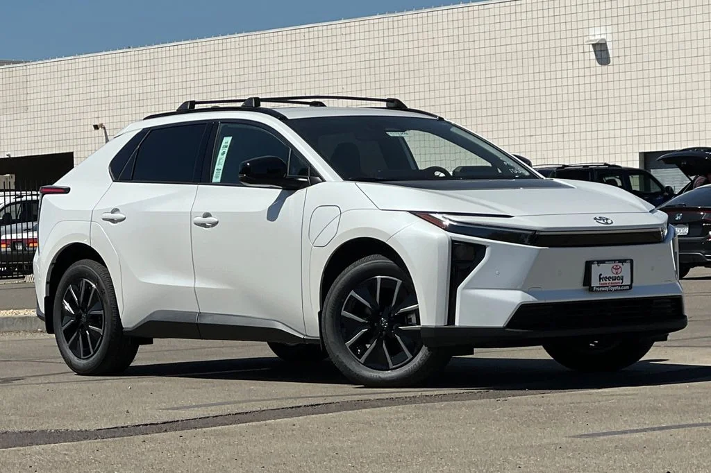 New 2026 Wind Chill Pearl Toyota XLE image 2