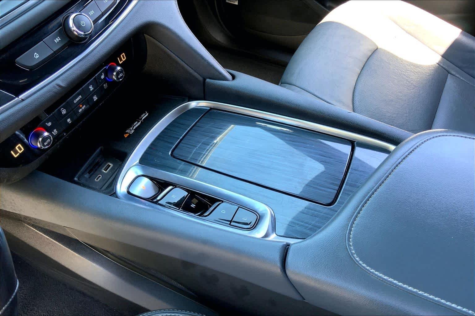 Used 2022 Summit White Buick Premium image 17